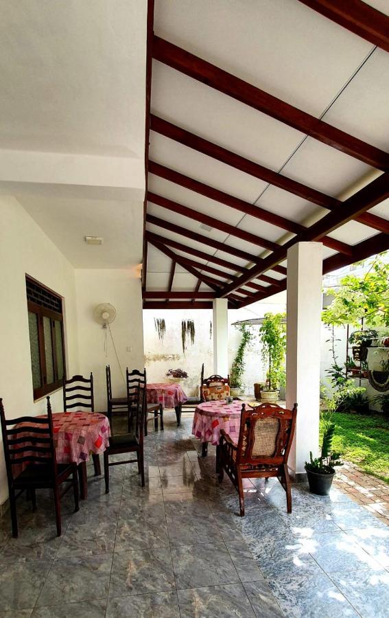 Guesthouse Kind And Love Хіккадува Екстер'єр фото